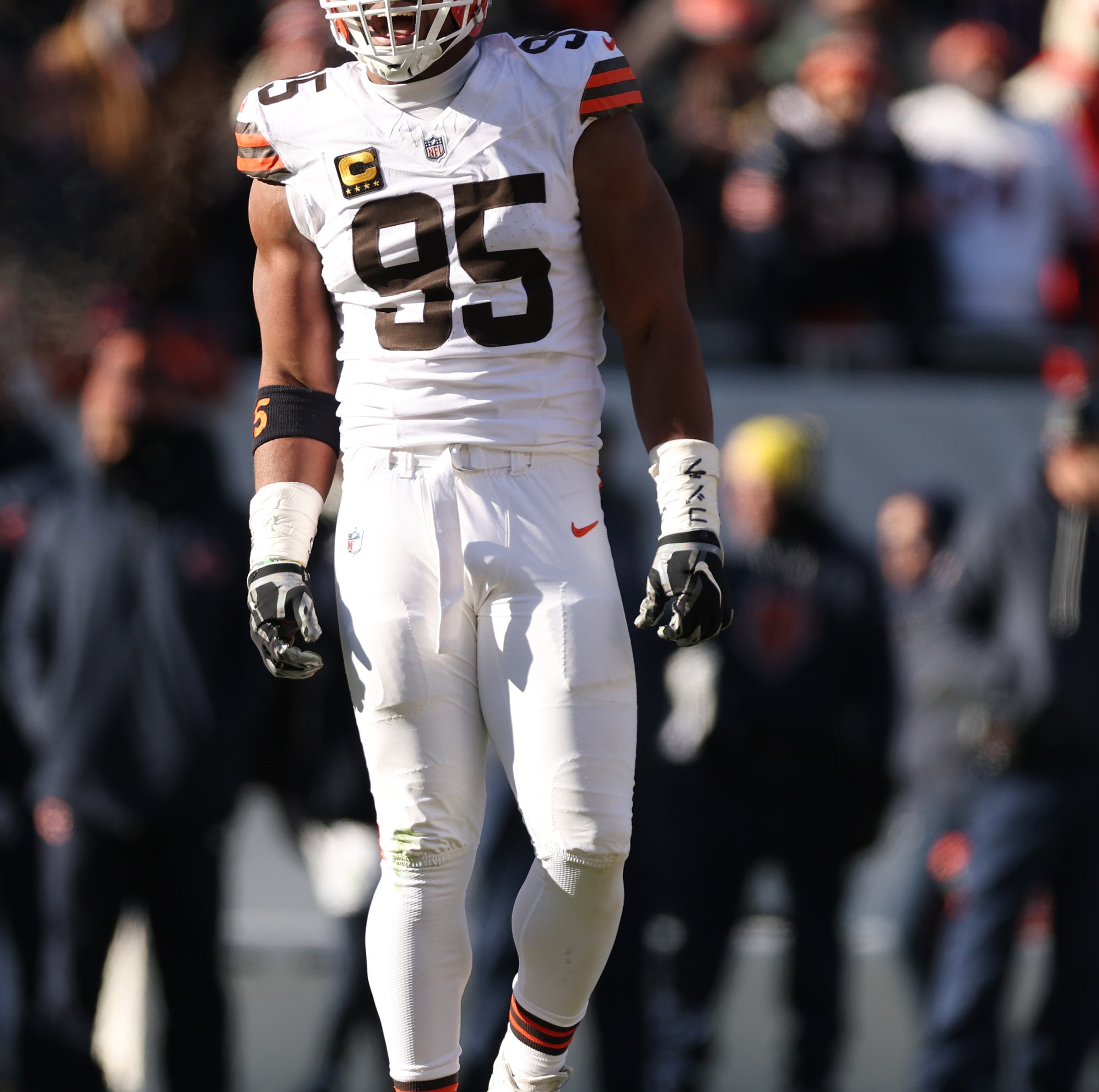 Daily Dawg Chow 12/15; Browns get wrecked, Myles gets closer to record