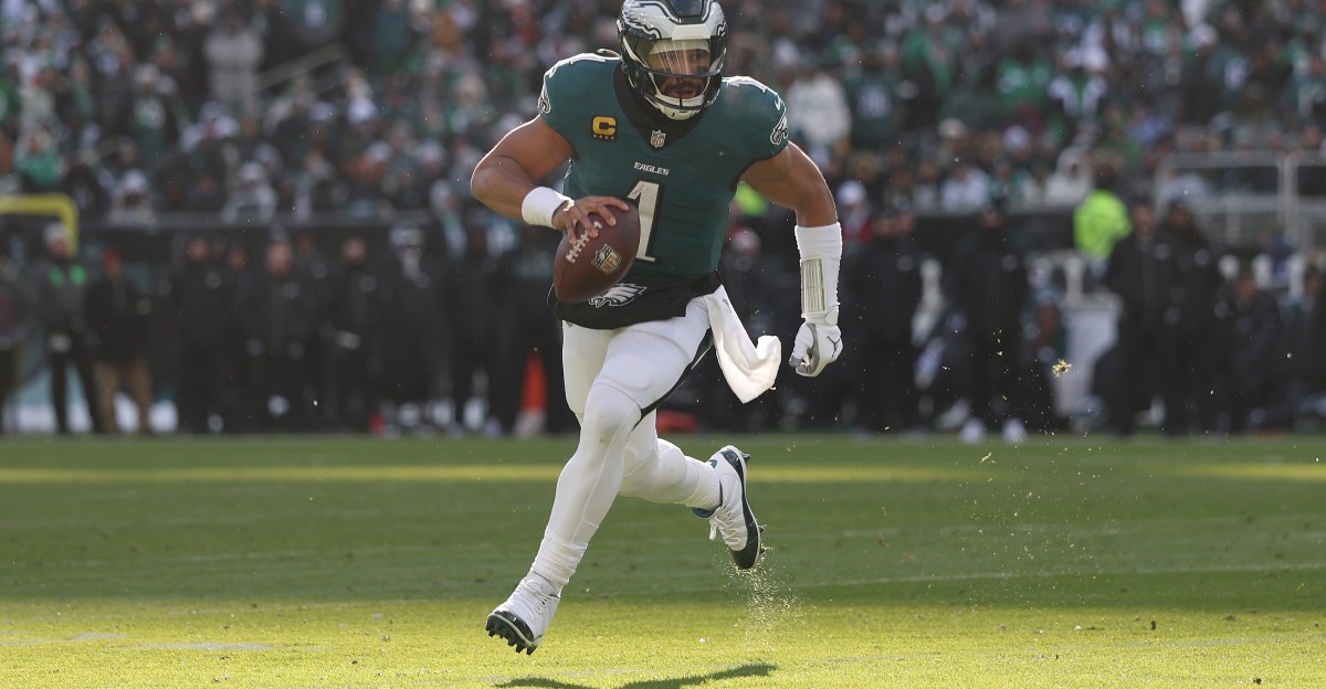 Jalen Hurts “shook off” injury in Eagles’ win over Raiders