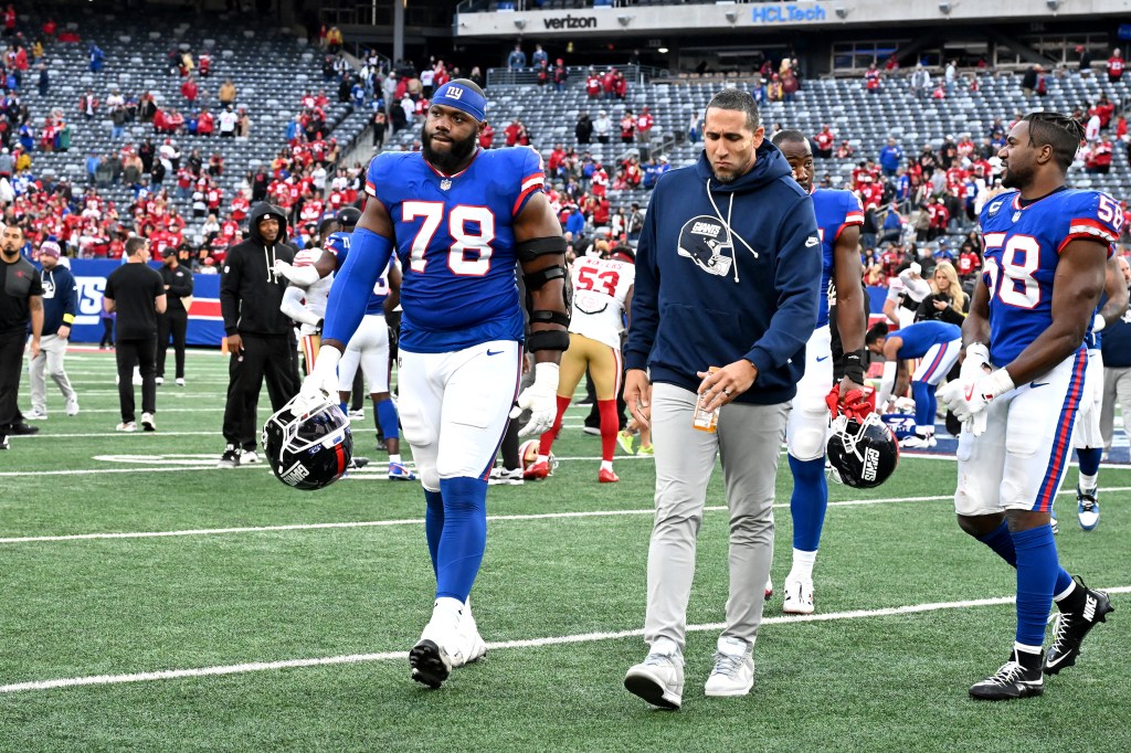 Giants offensive tackle Andrew Thomas (78) leaves the field after losing to the 49ers.