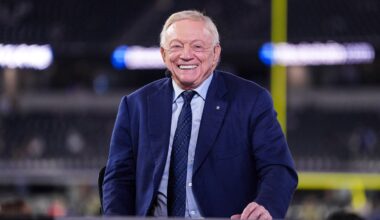 Cowboys owner Jerry Jones dressed as Santa, passed out gifts before win