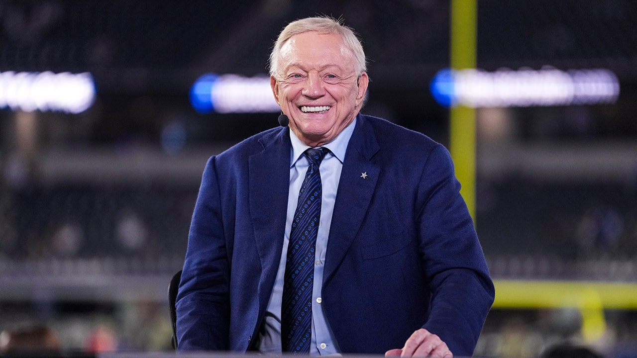 Cowboys owner Jerry Jones dressed as Santa, passed out gifts before win