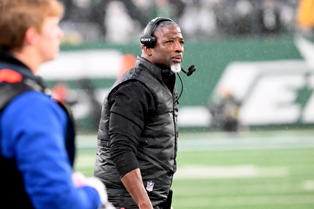 Aaron Glenn, head coach of the Jets, looking on during the fourth quarter of a game.