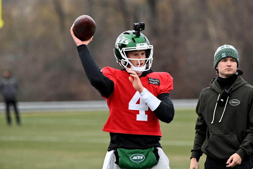 Jets quarterback Brady Cook (4) practices in Florham Park, NJ.