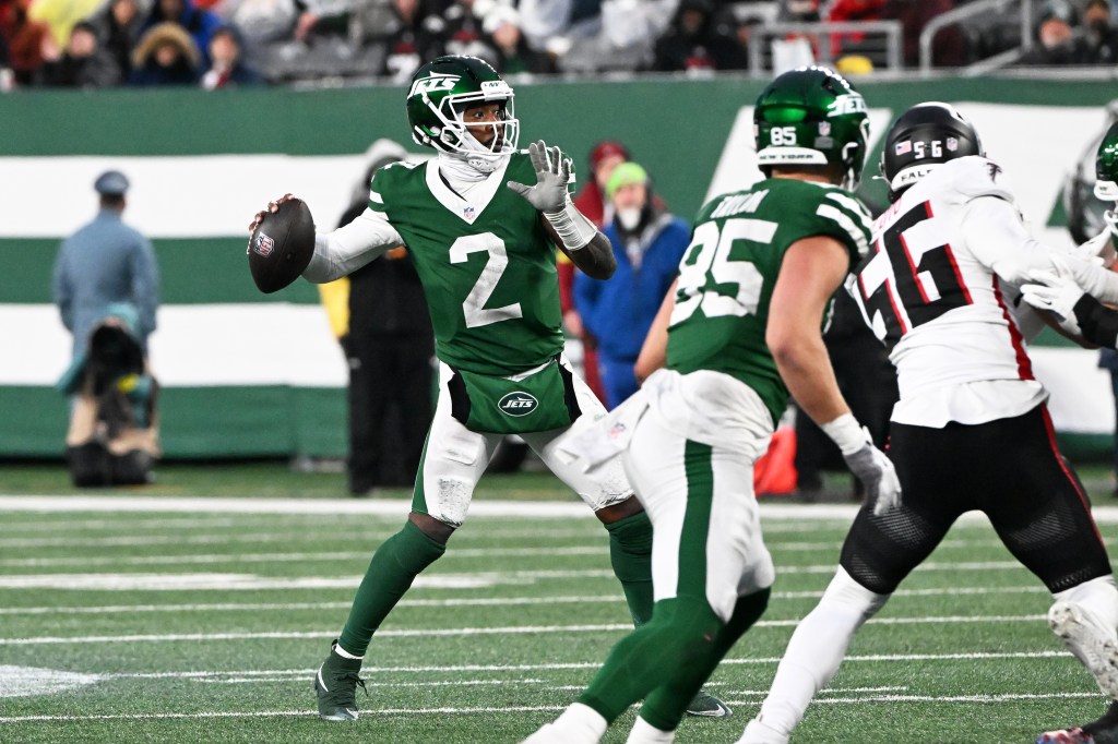 Jets quarterback Tyrod Taylor (2) looks for a receiver during the fourth quarter.