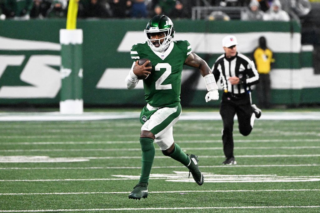 Tyrod Taylor running with the football for a first down.