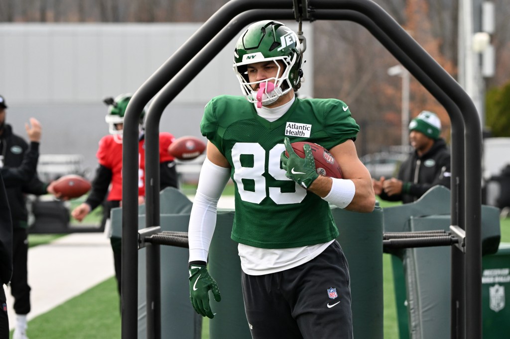 Jets tight end Jeremy Ruckert (89) running a drill at practice.