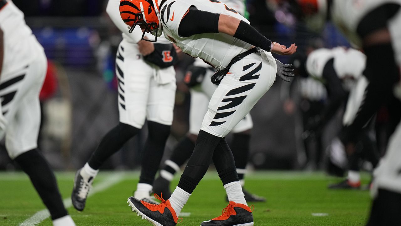 Cincinnati Bengals quarterback Joe Burrow during warmups before an NFL football game against the Baltimore Ravens, Thursday, Nov. 27, 2025, in Baltimore. (AP Photo/Stephanie Scarbrough)
