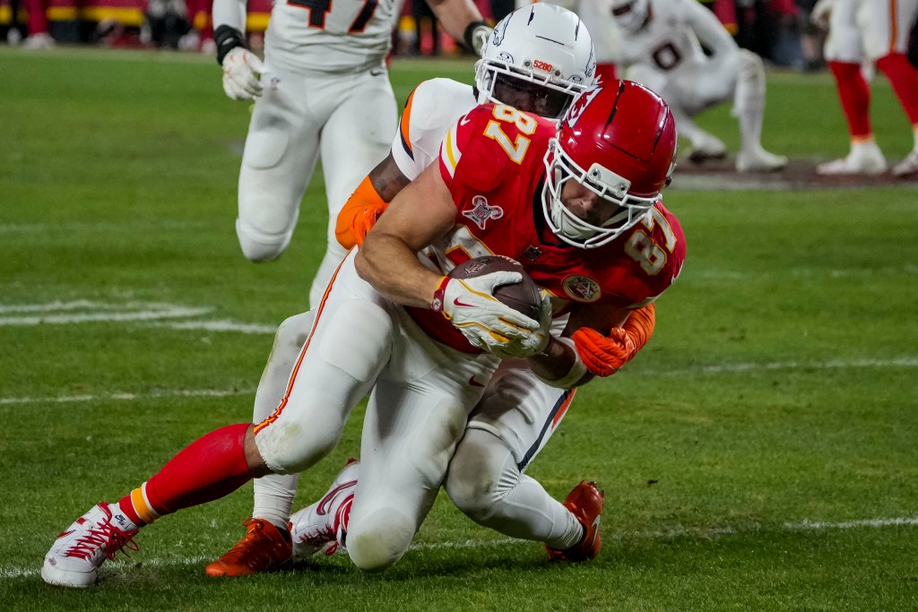 Travis Kelce (87) runs the ball at GEHA Field at Arrowhead Stadium.