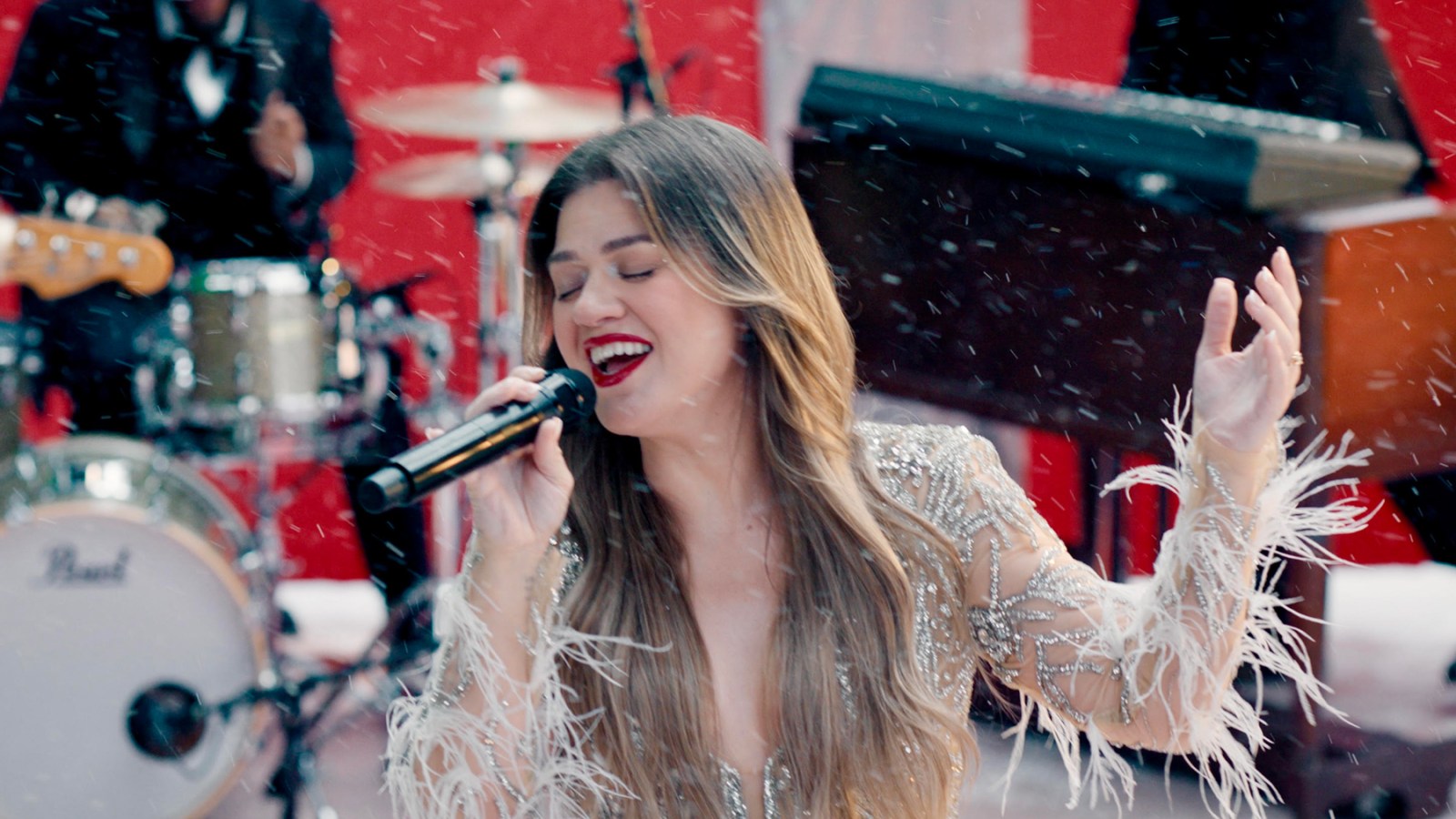 Kelly Clarkson to Perform 'Underneath the Tree' at NFL Christmas Games