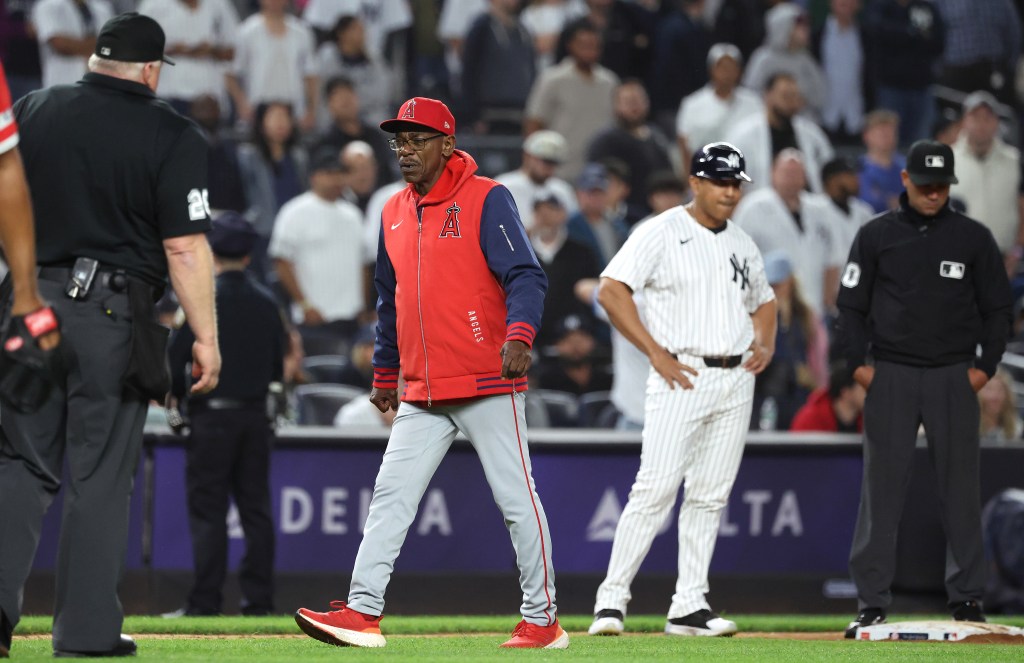 Los Angeles Angels manager Ron Washington walks back to the dugout after arguing a call in the 9th inning.