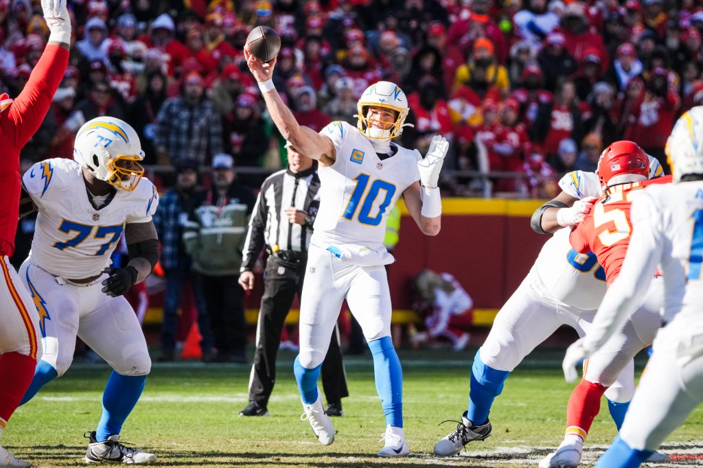 Los Angeles Chargers quarterback Justin Herbert (10) passes the football against the Kansas City Chiefs.