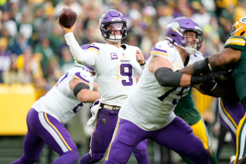 Minnesota Vikings quarterback J.J. McCarthy (9) throws the ball against the Green Bay Packers.