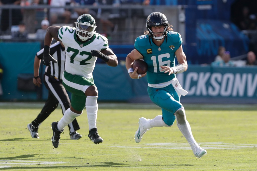 Jaguars quarterback Trevor Lawrence (16) tossed five touchdowns against the Jets in Week 15.