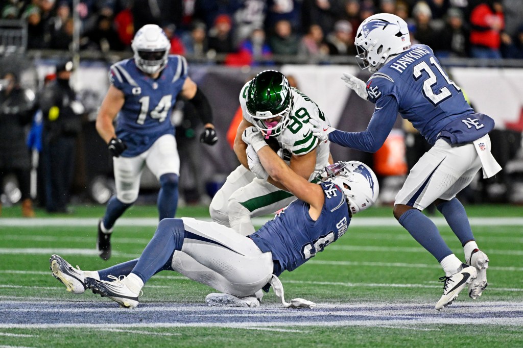 New York Jets tight end Jeremy Ruckert (89) is tackled by New England Patriots linebacker Jack Gibbens (51).