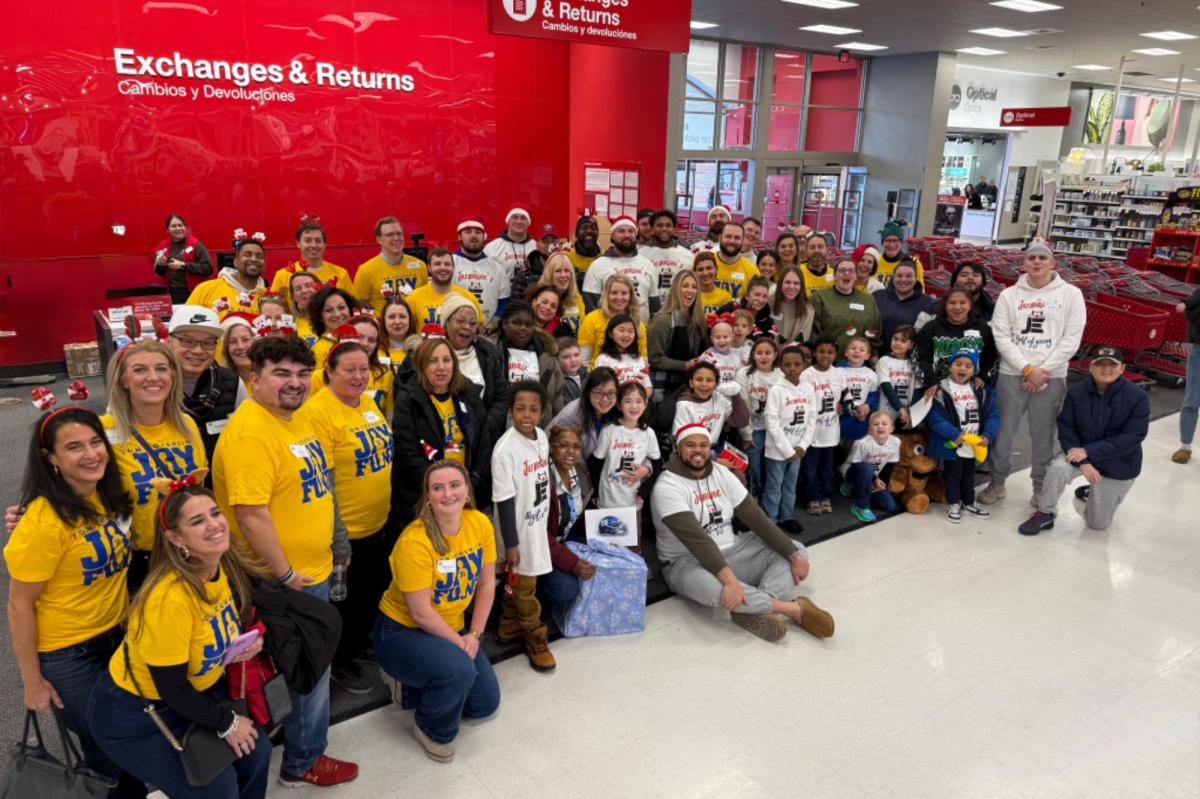 Giants' Jermaine Eluemunor gets gift of perspective at holiday charity event