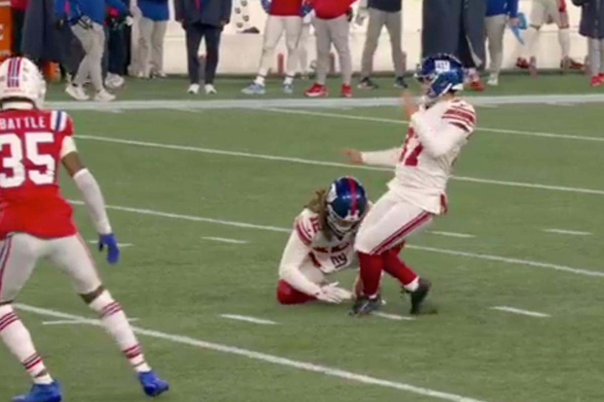 Giants' Younghoe Koo botches field goal attempt in extraordinary fashion