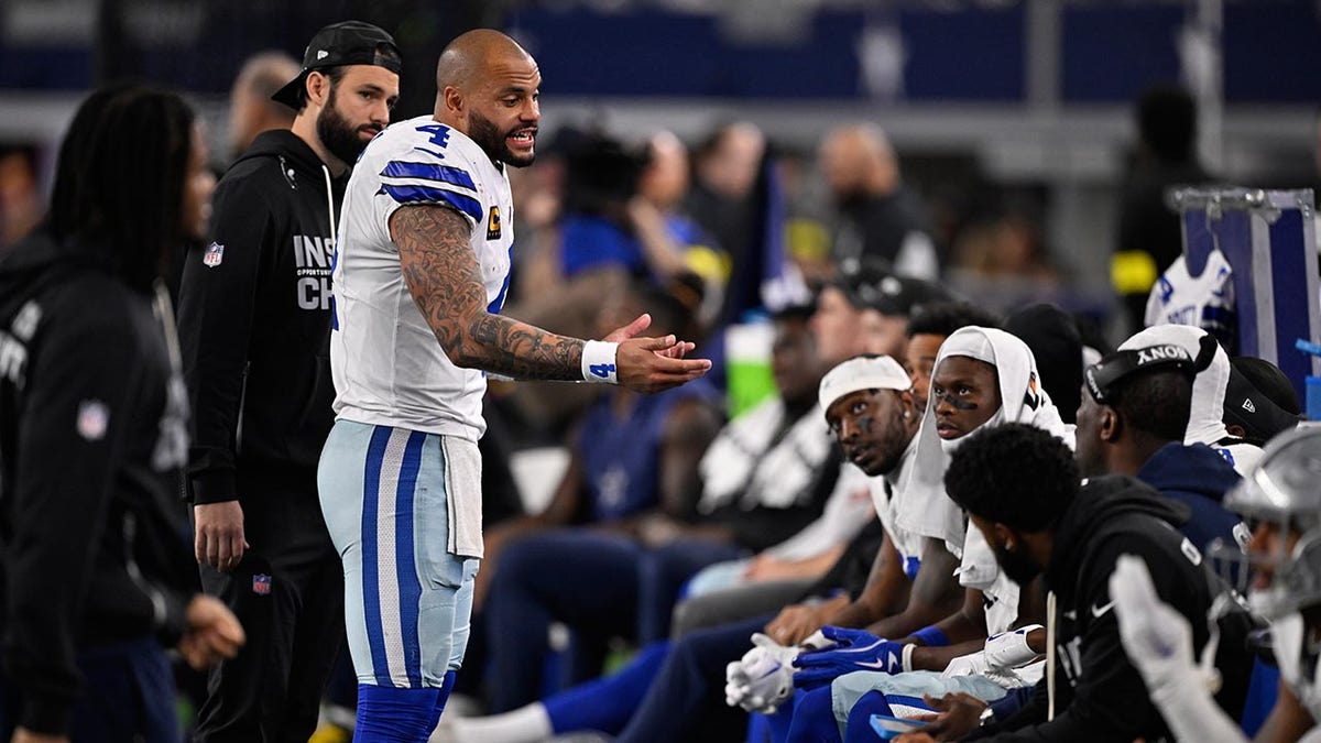 Dak Prescott talks to his teammates