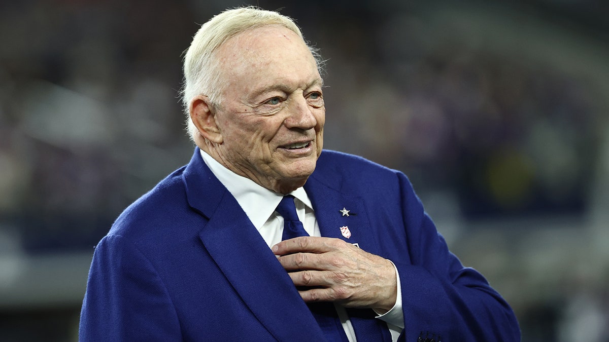 Jerry Jones adjusts his tie