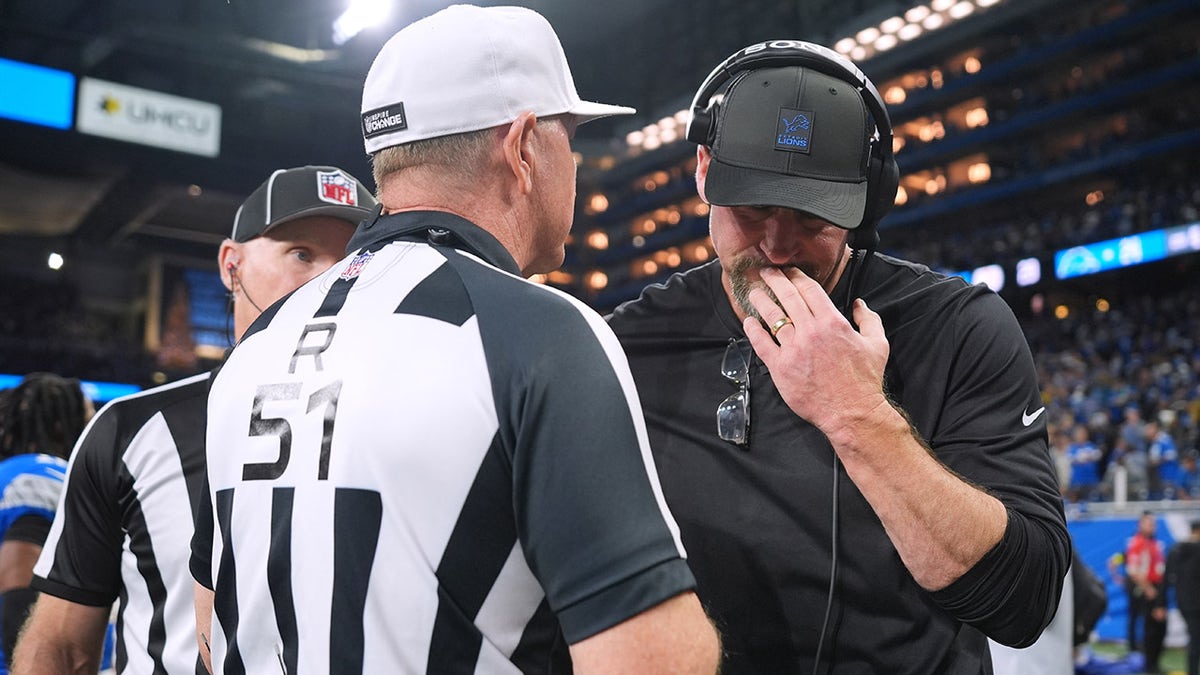 Dan Campbell talks to the referee