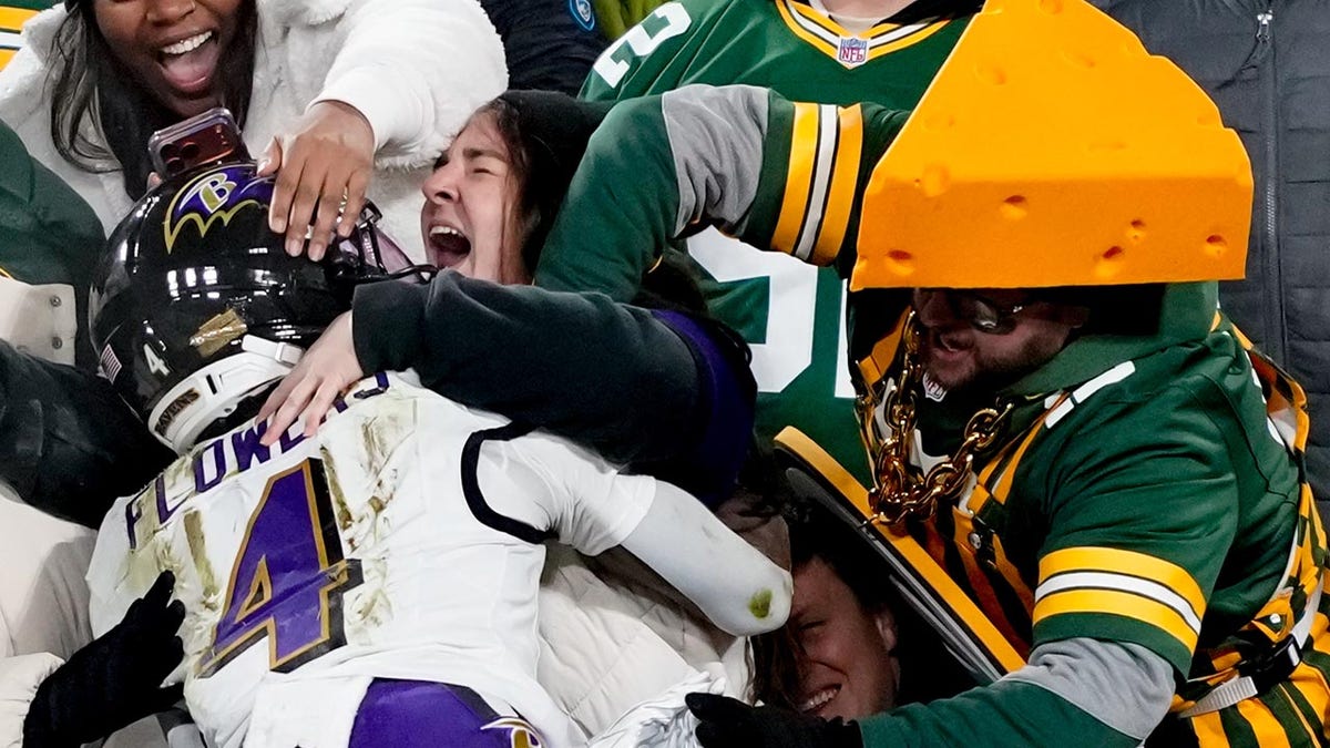 Packers fan pushes Zay Flowers
