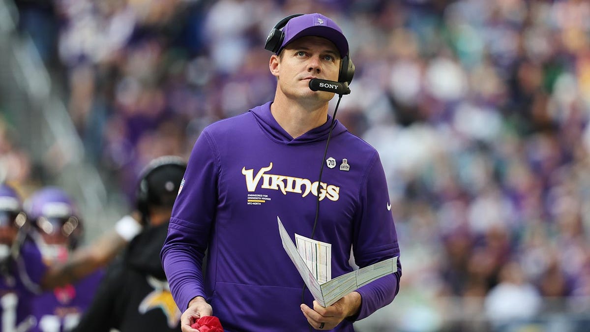 Kevin O'Connell looking dejected on the sidelines