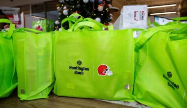 Browns and Huntington National Bank partner to provide gifts to Cuyahoga County children