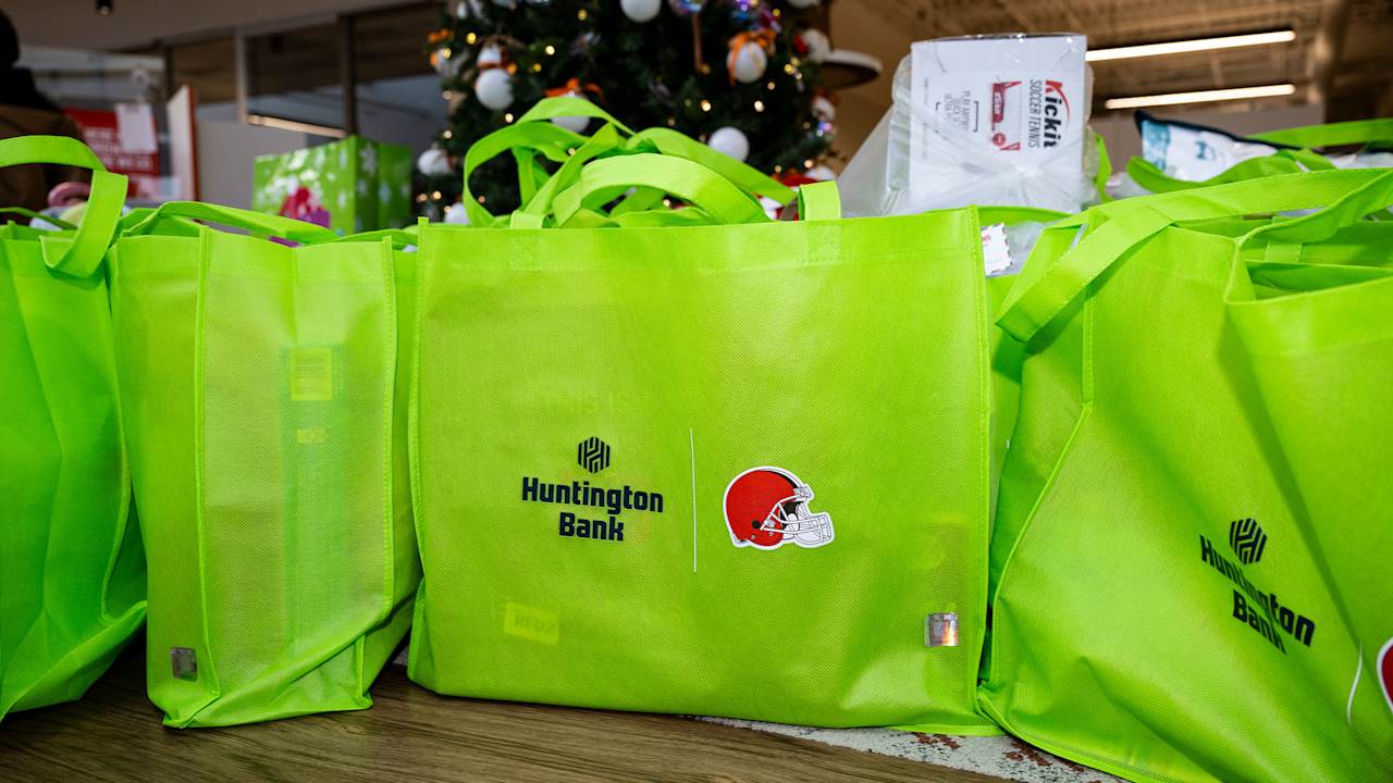 Browns and Huntington National Bank partner to provide gifts to Cuyahoga County children