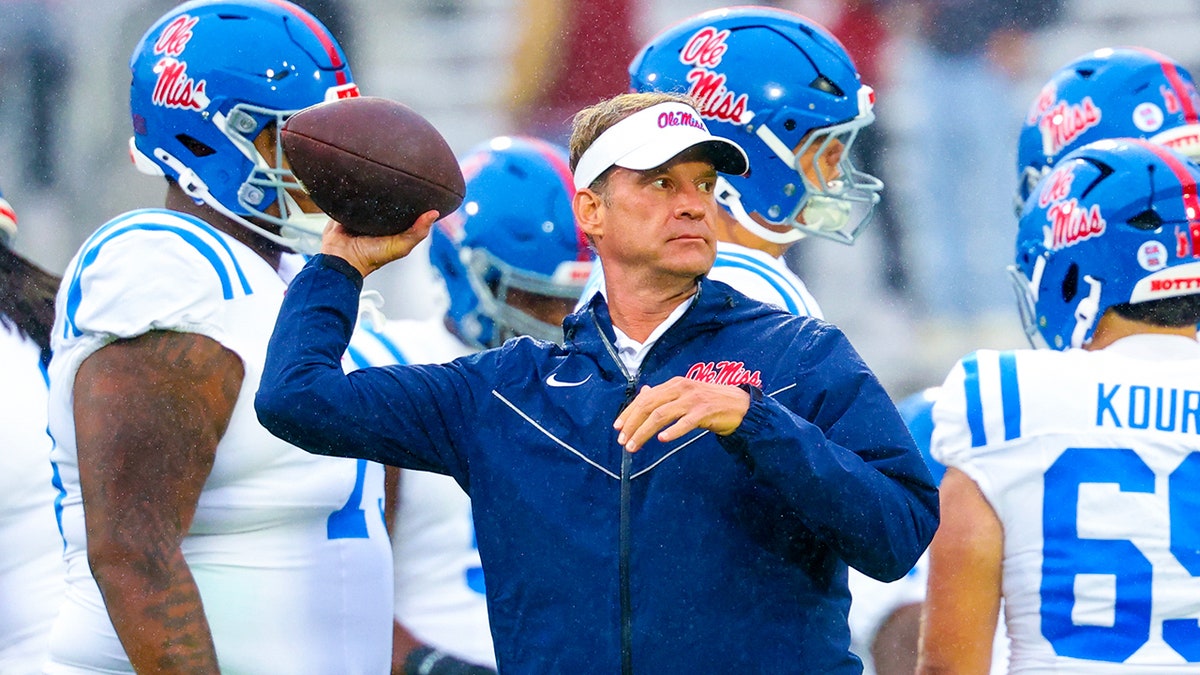 Lane Kiffin tosses the ball around