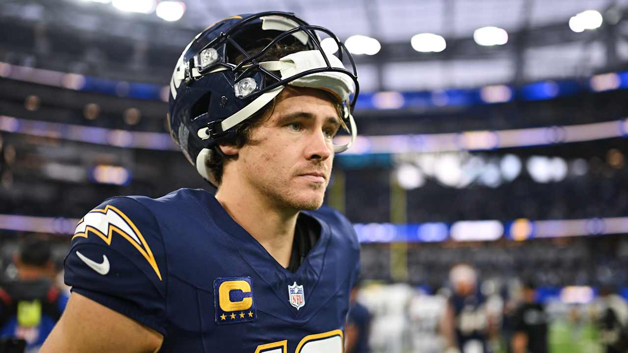 Chargers' Justin Herbert undergoes successful hand surgery, considered day to day 