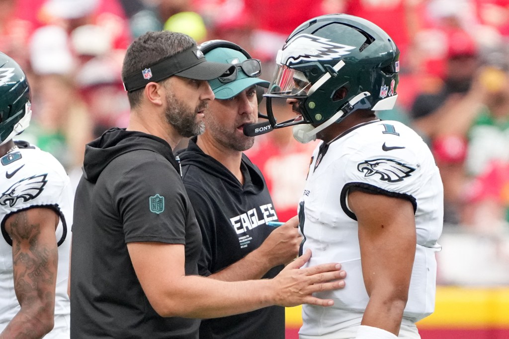 (From left) Nick Sirianni, Eagles offensive coordinator Kevin Patullo and QB Jalen Hurts in September 2025.