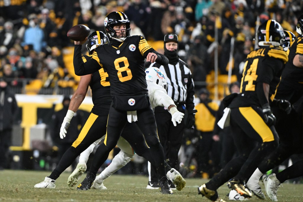 Aaron Rodgers (8) throws a touchdown pass in the third quarter against the Miami Dolphins at Acrisure Stadium. 