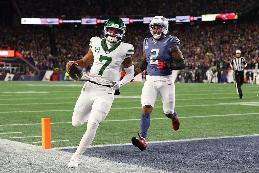 Justin Fields runs into the end zone for a touchdown against the Patriots.