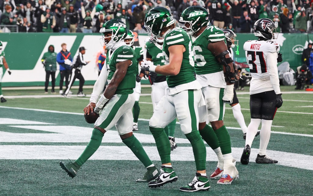 New York Jets quarterback Tyrod Taylor (2) scores a touchdown during the second half against the Atlanta Falcons.