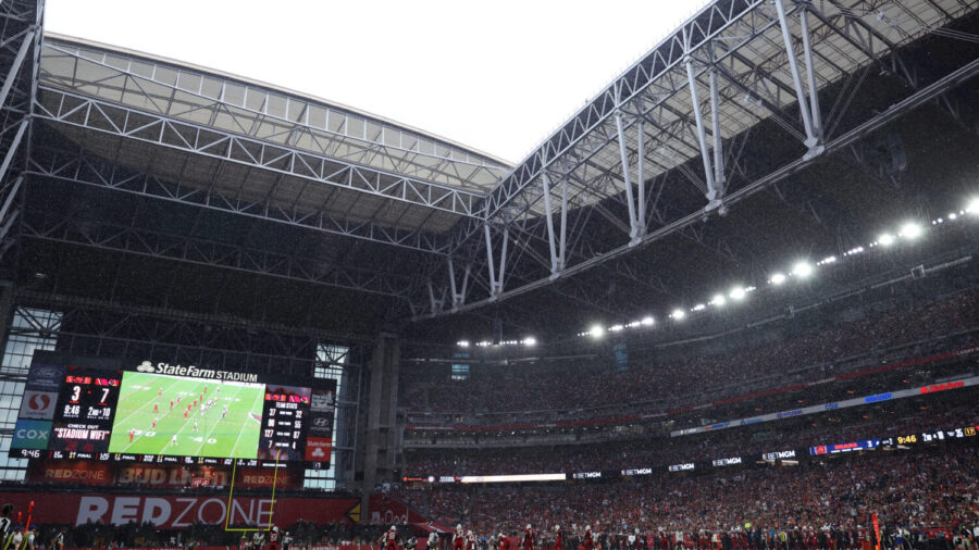 A general view of a game the first half of a game between the Chicago Bears and the Arizona Cardina...