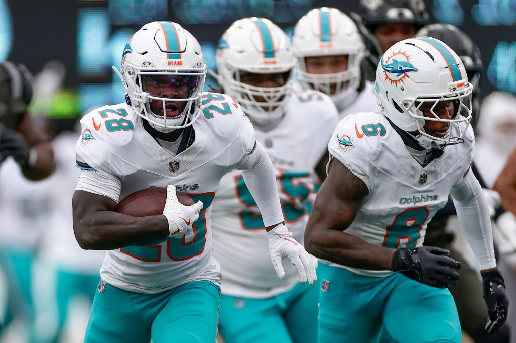 Dolphins' De'Von Achane rib injury update; RB practices