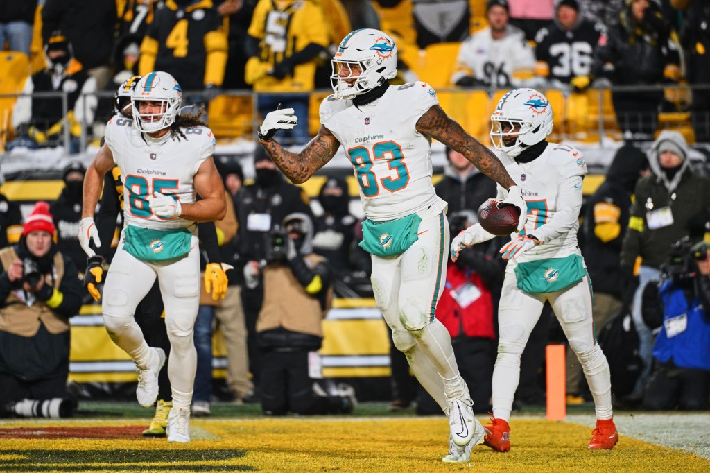 Dolphins-Buccaneers prop bets: Darren Waller, De'Von Achane