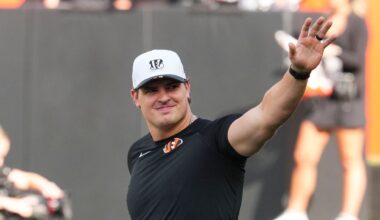 Cincinnati Bengals defensive end Trey Hendrickson gestures to the crowd during practice at the NFL football team's stadium, Saturday, Aug. 2, 2025, in Cincinnati. (AP Photo/Jeff Dean)