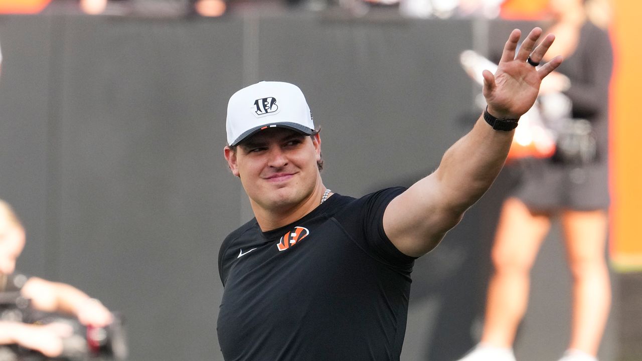 Cincinnati Bengals defensive end Trey Hendrickson gestures to the crowd during practice at the NFL football team's stadium, Saturday, Aug. 2, 2025, in Cincinnati. (AP Photo/Jeff Dean)
