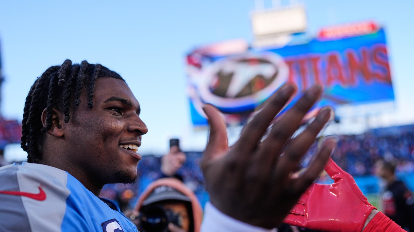 Titans end 11-game home skid with win over battered Chiefs