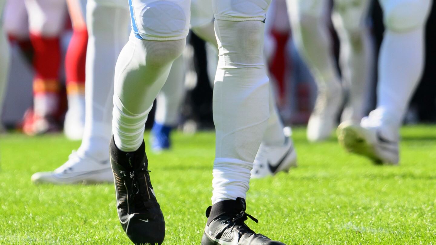 Colts QB Daniel Jones turns to college friends for extra help with injured leg