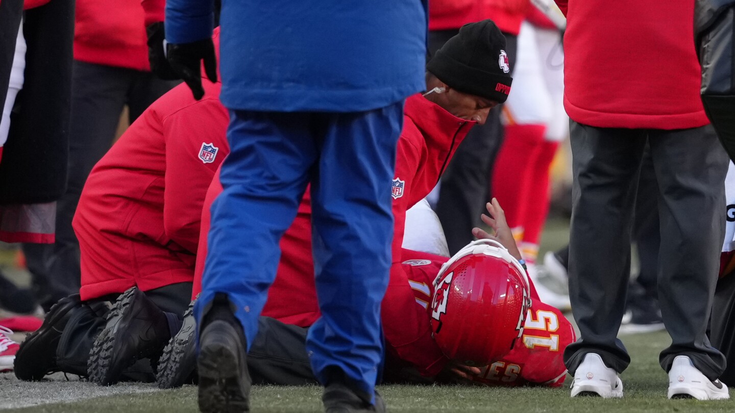 Patrick Mahomes suffers a torn ACL and Chiefs say he's considering surgical options