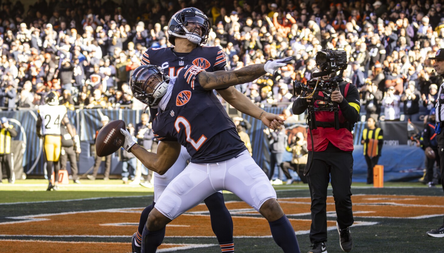 Bears WR DJ Moore can boost offense, but it comes to dip in numbers, 'My stats are in the win column'