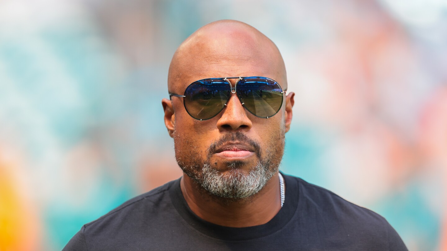 Anthony Weaver: Dolphins can't be "piecemealing" their defense in August