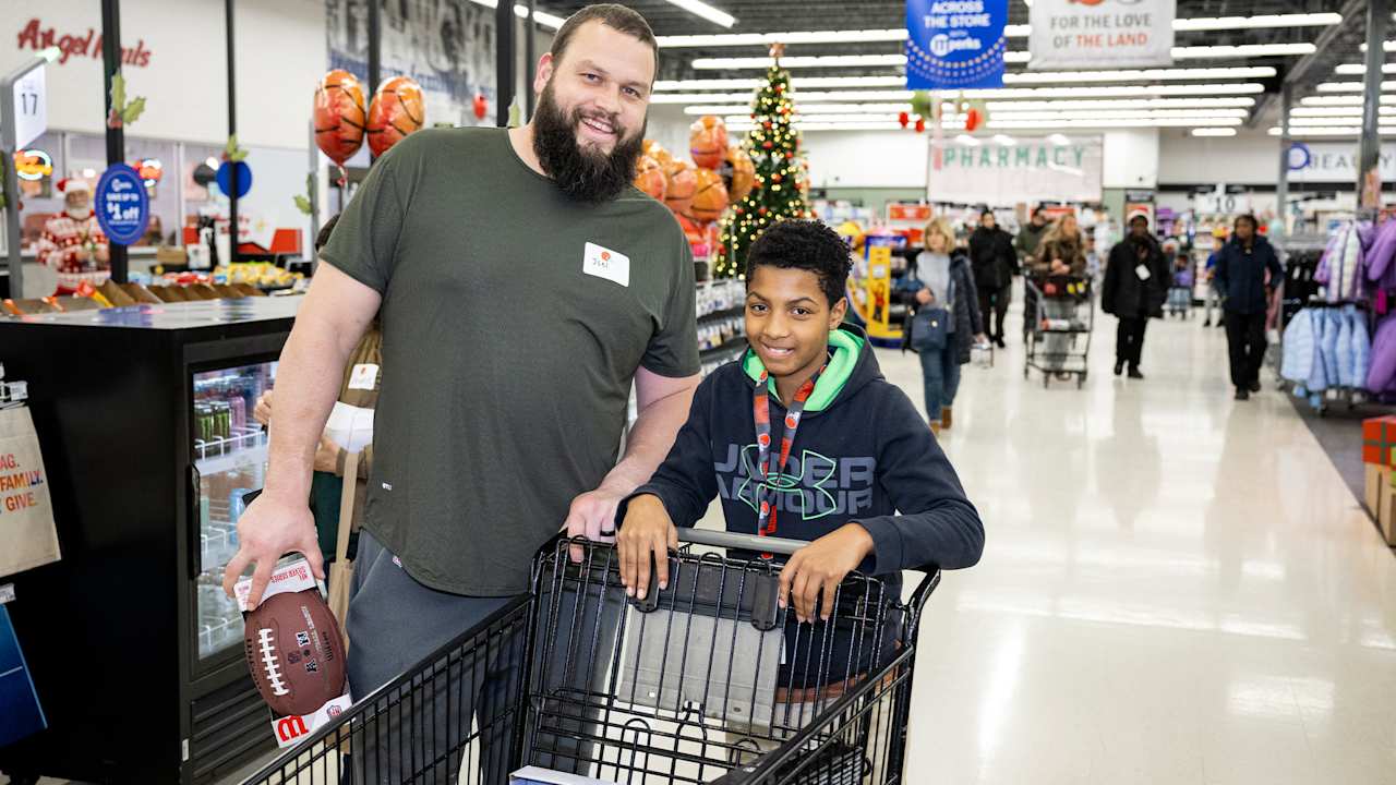 Joel Bitonio holds annual 'Shop with a Pro' holiday event with Meijer