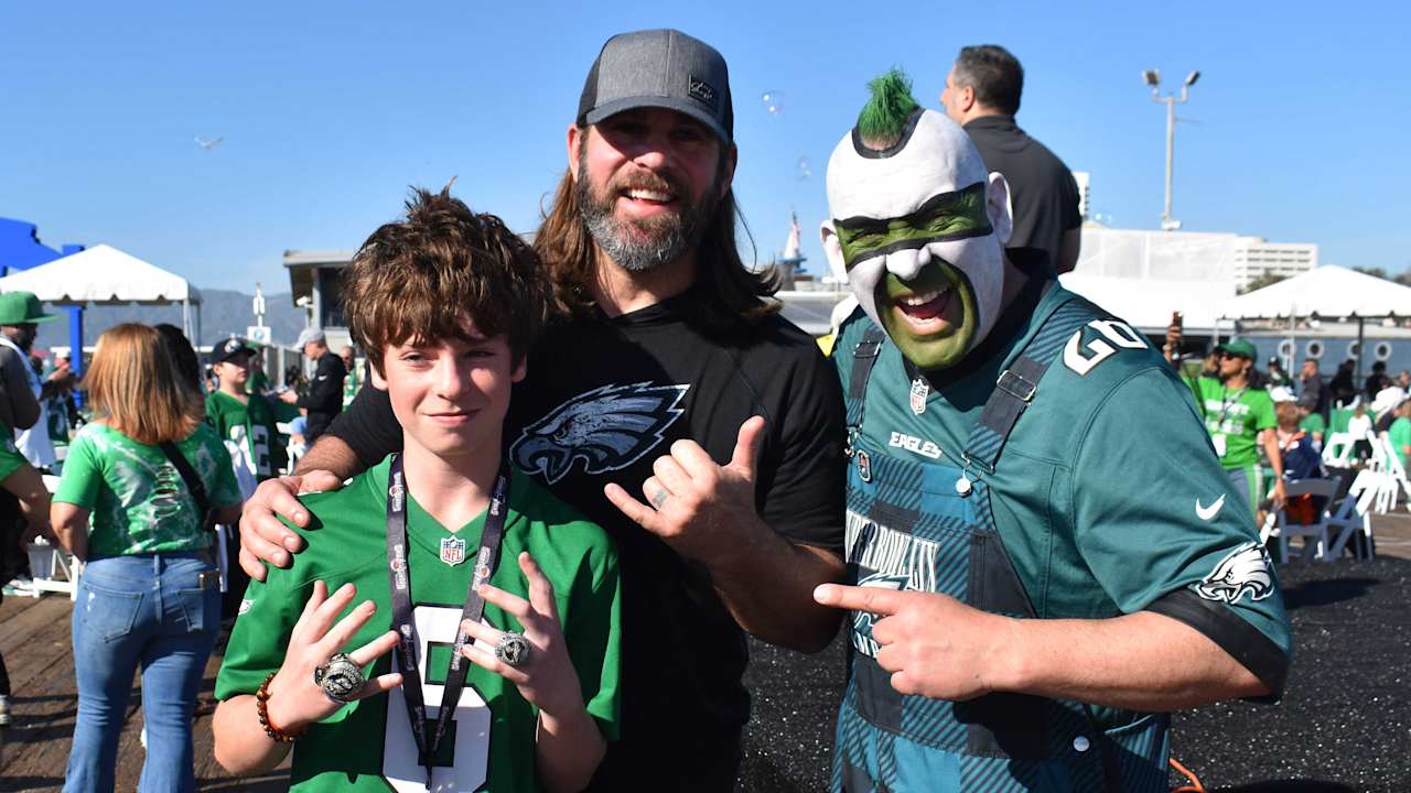Eagles fans take over Los Angeles and give back