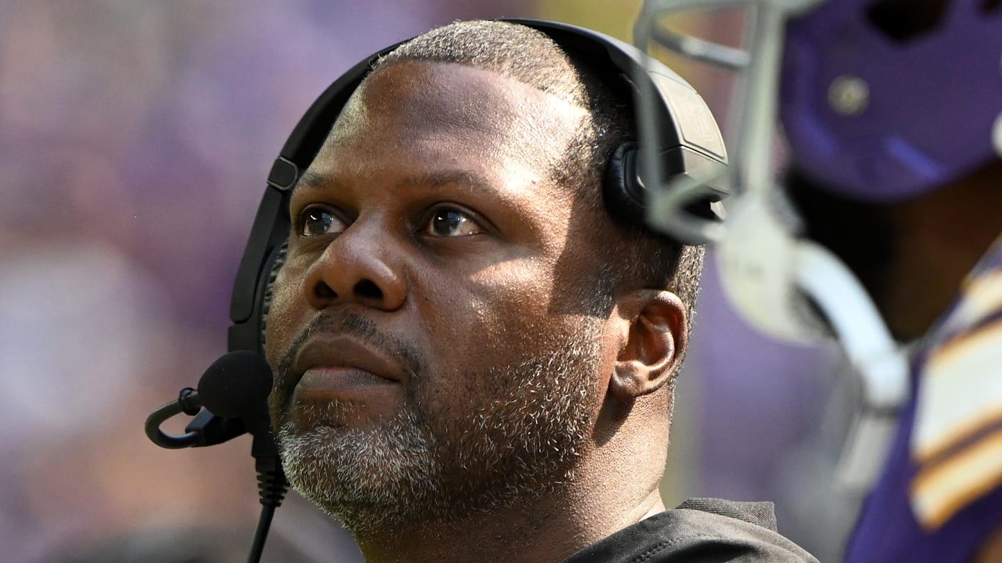 Washington Commanders defensive coordinator Daronte Jones