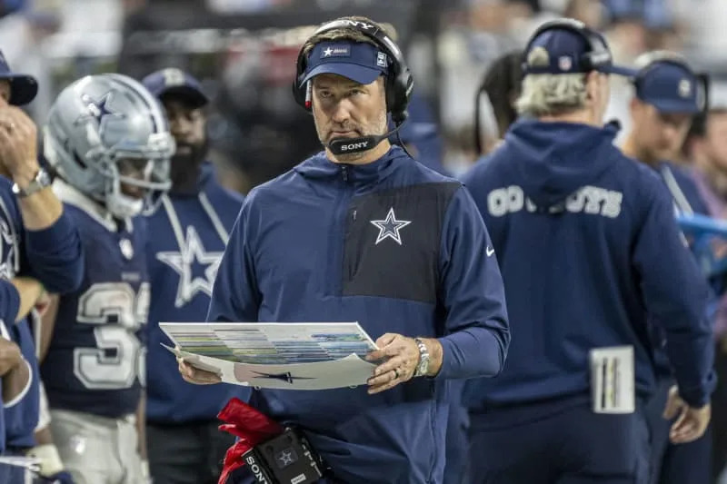DETROIT, MI – DECEMBER 04: Dallas Cowboys head coach Brian Schottenheimer walking the sideline near the end ofthe fourth quarter during the game between Dallas Cowboys and Detroit Lions on December 4, 2025 at Ford Field in Detroit, MI /CSM Detroit United States – ZUMAc04_ 20251204_zma_c04_045 Copyright: xAllanxDranbergx
