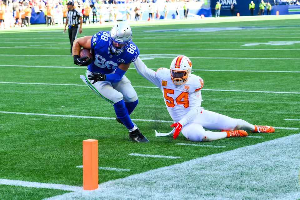 Seattle Seahawks tight end AJ Barner breaks the arm tackle attempt by Tampa Bay Buccaneers outside linebacker Lavonte David.