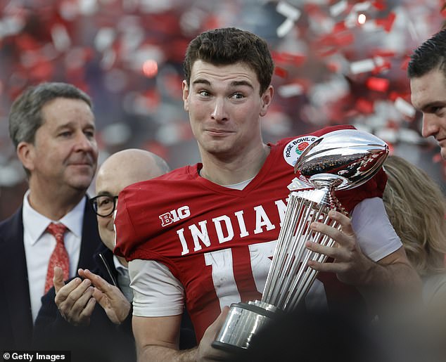 Mendoza holds the Leishman Trophy after defeating the Alabama Crimson Tide in Pasadena