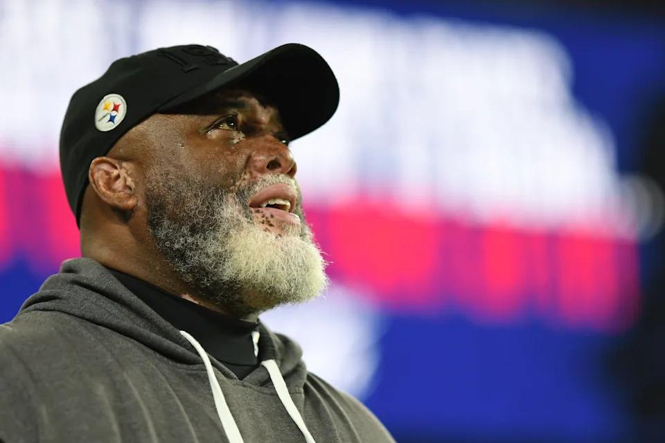 Jan 1, 2023; Baltimore, Maryland, USA; Pittsburgh Steelers defensive line coach Karl Dunbar before the game against the Baltimore Ravens at M&T Bank Stadium. Mandatory Credit: Tommy Gilligan-USA TODAY Sports